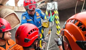 Petugas BPBD mengevakuasi korban diduga menghirup udara beracun dan terjebak dalam sumur di Kampung Pabuaran, Desa Cilayang, Kabupaten Serang, Banten, Sabtu, 12 September 2026. (Sumber: Dok. Istimewa)