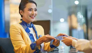 Ilustrasi layanan Customer Service dan Teller di kantor cabang BCA. Simak informasi kisaran uang saku Magang Bakti BCA 2026. (Sumber: BCA)