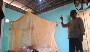 Atap plafon rumah warga RW 04, Kelurahan Cilincing, Jakarta Utara, ambruk, Kamis, 17 September 2026. (Sumber: Poskota/Angga Pahlevi)
