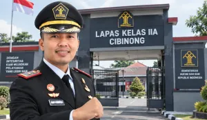 Profil Kalapas IIA Cibinong, Wisnu Hani Putranto yang jadi sorotan usai temuan hunian mewah di lapas. (Sumber: X/Lapas Cibinong edited by AI Generated)