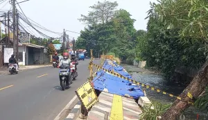 Trotoar Taman Secawan Depok yang amblas. (Sumber: Poskota/Angga)