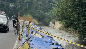Potret trotoar Taman Secawan Depok yang amblas dan belum diperbaiki. (Sumber: Poskota/Aldi)