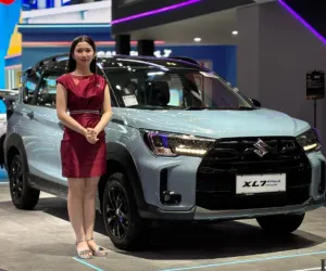 Seorang usher menyambut pengunjung di salah satu booth kendaraan pada ajang GIIAS 2026 di ICE BSD City, Tangerang. (Sumber: Poskota/Aldi Harlanda Irawan)