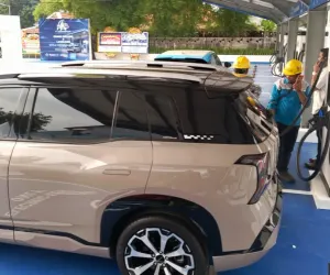 Antrian pengisian daya di stasiun pengisian kendaraan listrik umum (SPKLU) Center Nusa Volt di kawasan Cibubur, Bogor, Sabtu, 10 Oktober 2026. (Sumber: Poskota/Ali Mansur)