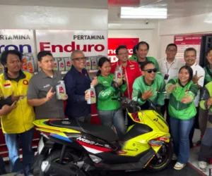 Promo GOKIL dari Pertamina Enduro dan Telkomsel memberikan bonus kuota 1 GB bagi driver ojol. (Sumber: Poskota/Aldi Harlanda Irawan)