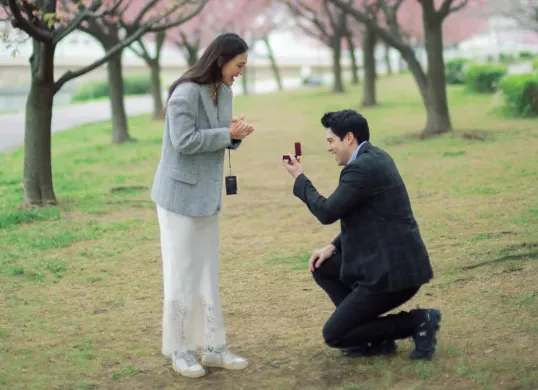 Luna Maya dilamar Maxime Bouttier saat berada di Tokyo, Jepang. (Sumber: Instagram/@lunamaya)