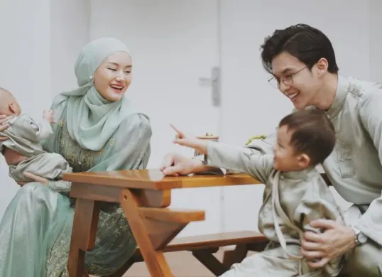 Rey Mbayang dan Dinda Hauw sekeluarga mengenakan busana bernuansa sage saat Lebaran 2023. (Sumber: Instagram/@rey_mbayang)