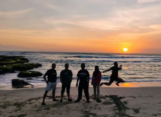 Pesona sunset di pantai Manalusu, Garut, Jawa Barat. (Sumber: google.com/maps/nova maulidian)