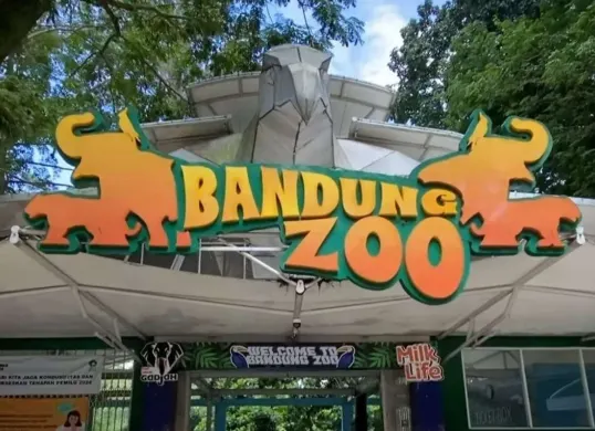 Pintu gerbang kebun binatang Bandung park zoo. (Sumber: Pinterest)