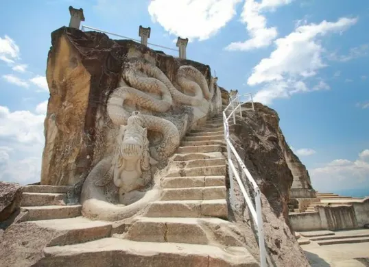 Tebing Breksi, bekas tambang kapur yang kini jadi destinasi instagramable. (Sumber: Pinterest/Widya)