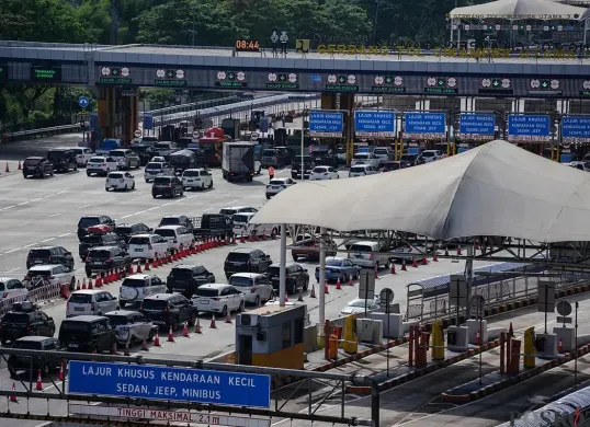Antrean kendaraan yang didominasi mobil pribadi melaju perlahan saat memasuki Gerbang Tol Cikampek Utama, Karawang, Jawa Barat, Jumat, 28 Maret 2025. (Sumber: Poskota/Bilal Nugraha Ginanjar)