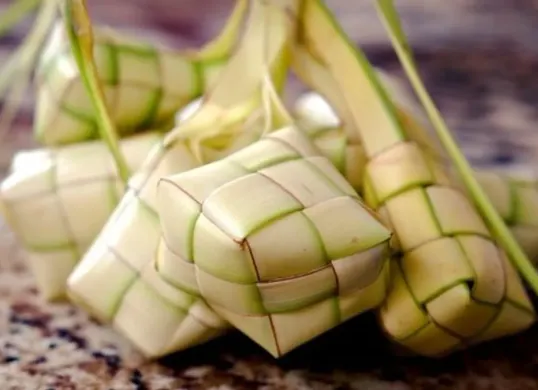 Hidangan Lebaran seperti ketupat dan opor ayam memang lezat, tapi bisa picu sembelit jika tidak diimbangi serat dan air putih. (Sumber: Pinterest)