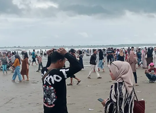 Ribuan wisatawan berlibur di Pantai Sawarna Kabupaten Lebak. (Sumber: Dok. Balawista Lebak)