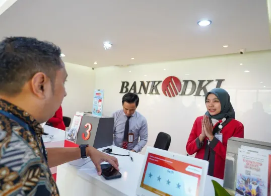 Ilustrasi - Seorang nasabah mengakses layanan perbankan langsung di kantor cabang Bank DKI. (Sumber: Dok. Bank DKI)