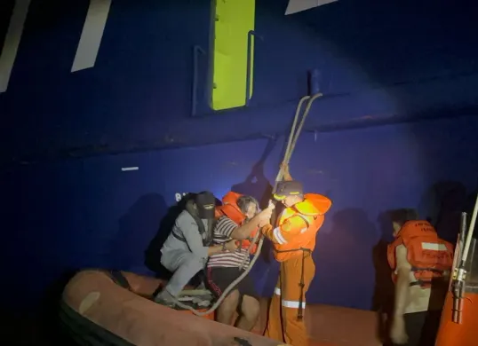 Proses evakuasi oleh Bakamla RI terhadap salah satu ABK KMP Mutiara Ferindo 2, di perairan Banten, Kamis dini hari, 3 April 2025. (Sumber: Foto/Humas Bakamla RI)