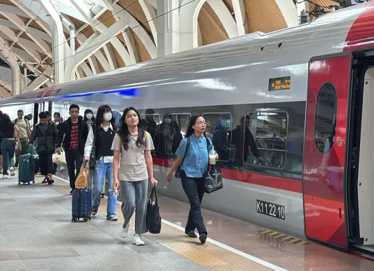 Suasana di stasiun kereta cepat Whoosh saat musim libur Idul Fitri 1446 H atau Lebaran 2025. (Sumber: Foto/PT KCIC)