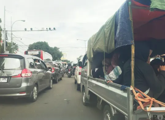 Keadaan arus lalu lintas di Jalur Pandeglang-Labuan pada Kamis siang, 3 April 2025. (Sumber: Poskota/Samsul Fatoni)