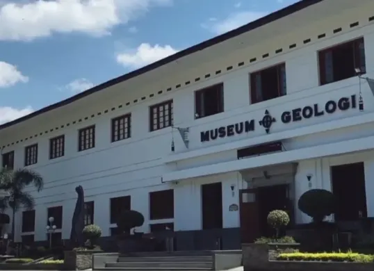 Tempat wisata museum Geologi Bandung salah satu destinasi di pusat kota Bandung cocok dikunjungi saat libur lebaran 2025. (IG museum Geologi Bandung)