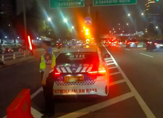 Polri Sat PJR PMJ melakukan pengaturan arus lalu lintas di Off Ramp Semanggi. (Sumber: X/@TMCPoldaMetro)