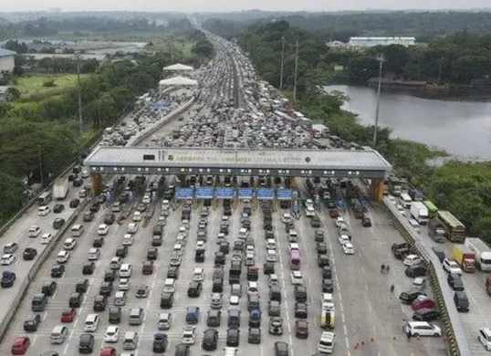 lustrasi kemacetan di tol saat arus balik. (Sumber: Pinterest)