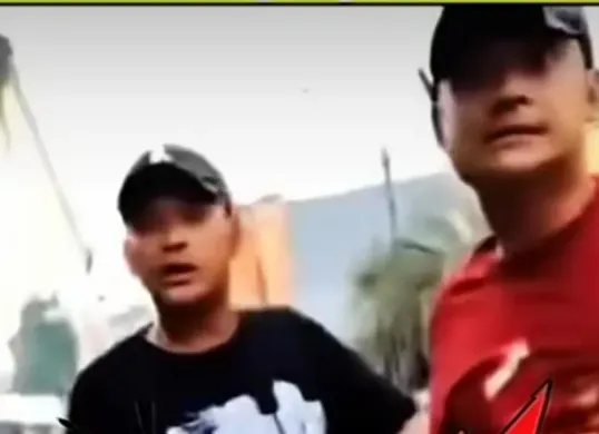 Dua bang jago viral usai memalak pedagang di salahsatu pasar kaget di Bekasi, namun ciut usai ditangkap Polisi. (Sumber: Capture @GueCikarangOfficial)