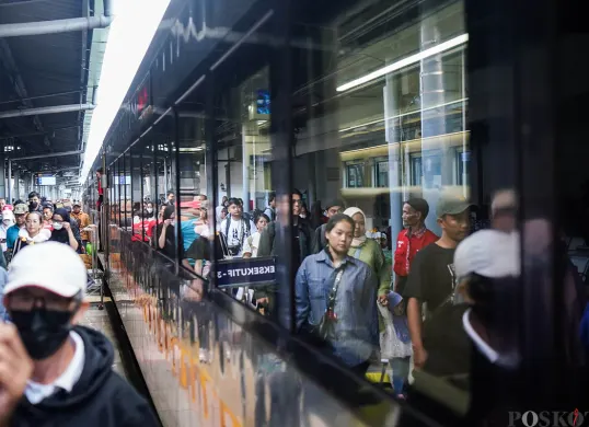 Sejumlah penumpang jasa angkutan Kereta Api Fajar Utama tujuan Solo-Jakarta tiba di Stasiun Pasar Senen, Jakarta. (Sumber: Poskota/Bilal Nugraha Ginanjar)