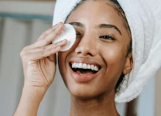 Cara membuat toner alami untuk kecilkan pori-pori. (Sumber: Pexels/Sora Shimazaki)