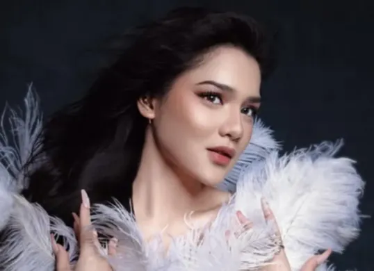 Perjalanan Davina Karamoy dari mulai karier, memutuskan mualaf, hingga kehidupan bersama saudara kembarnya. (Sumber: Instagram/@davinaakaramoy)