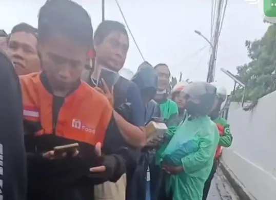 Viral ribuan kurir antre di Ulujami. (Sumber: Tangkapan layar IG @mood.jakarta)
