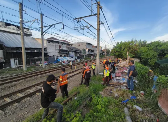 Seorang pria tewas seketika usai terserempet kereta di Jalan Hadiah Raya RT 12 RW 03, Jelambar, Grogol Petamburan, Jakarta Barat, Kamis, 3 April 2025 sore. (Sumber: Poskota/Pandi Ramedhan)