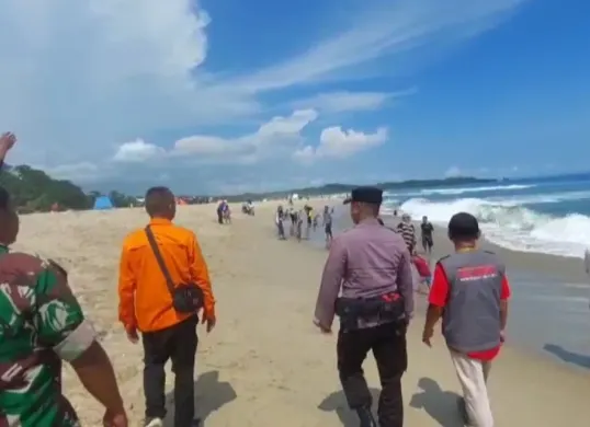 Tim Balawista Lebak bersama tim SAR melakukan proses pencarian korban terseret ombak laut di Pantai Goa Langir. (Sumber: Dok. Balawista Lebak)