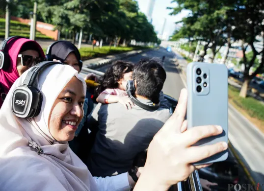 Melihat Jakarta dari Atap Bus Transjakarta