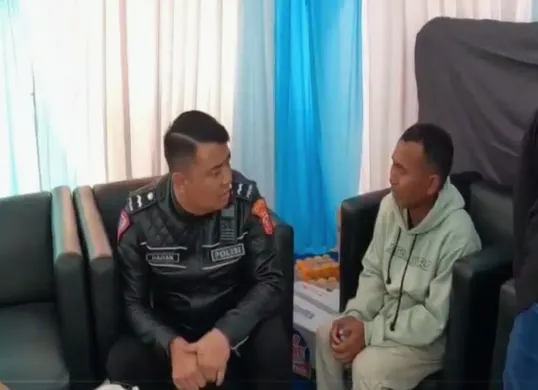 Seorang pemudik bernama M Fahruk, 30 tahun, ketinggalan bus yang ditumpanginya di rest area KM 130 Tol Cipali. (Sumber: Dok. Humas Polda Jawa Barat)