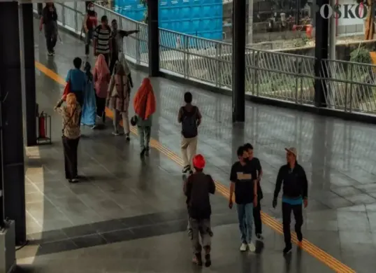 Aktivitas warga saat berada di Jembatan Multiguna Dukuh Atas, Setia Budi, Jakarta Selatan. Pemerintah melalui Dukcapil menyebut sejumlah ketentuan yang wajib dipenuhi bagi pendatang baru di Kota Jakarta. (Sumber: Poskota/Ahmad Tri Hawaari)