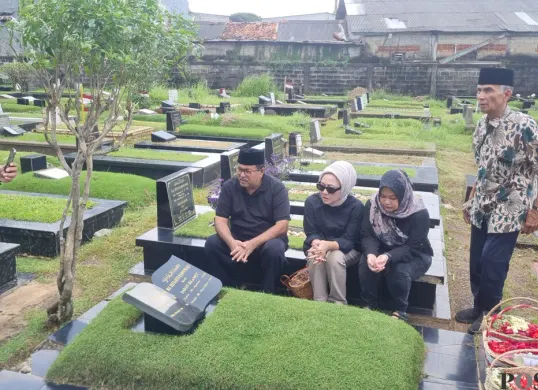 Wagub Jakarta, Rano Karno, saat berziarah ke makam orangtua di TPU Tanah Kusir, Kebayoran Lama, Jaksel, Jumat, 4 April 2025. (Sumber: Poskota/Pandi Ramedhan)