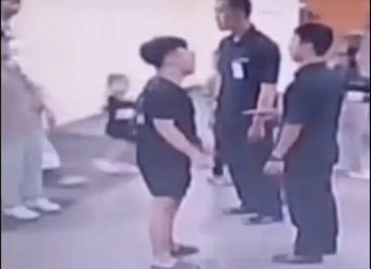 Viral keluarga pasien di RS Bekasi menganiaya satpam karena tidak terima ditegur lantaran menggunakan knalpot brong. (Sumber: Capture @vonunteernetizen)