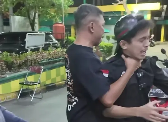 Seorang selebgram Medan mengalami tindak kekerasan oleh oknum yang diduga petugas keamanan Rumah Sakit Pirngadi hingga mengalami luka-luka dan langsung melaporkan kejadian ini ke pihak kepolisian. (Sumber: Capture akun @alehhh22)