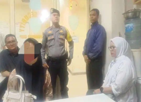 ART di Jakarta Selatan berinisial WKS (kiri) diamankan usai mencuri uang majikan sebanyak puluhan juta rupiah. Ia diciduk saat melakukan perawatan kecantikan pada salah satu salon di sebuah Mal wilayah Jakarta Barat. (Sumber: Dok. Polsek Tambora)