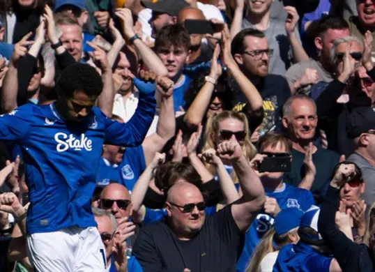 Pemain Everton, Iliman Ndiaye merayakan gol ke gawang Arsenal dalam pertandingan pekan 31 Liga Inggris 2024-25. (Sumber: Instagram @everton)