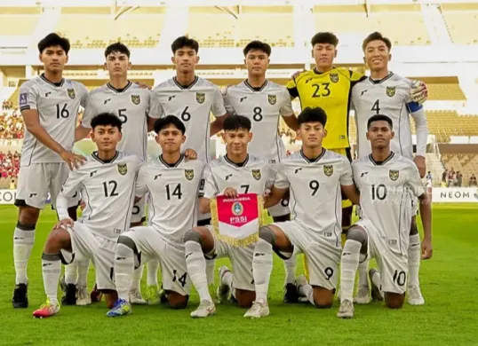 Skuad timnas Indonesia U17 yang berhasil mengalahkan Korea Selatan U17 dengan skor 1-0 di ajang Piala Asia U17 2025. (PSSI)