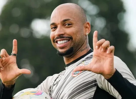Stiker Persija Gustavo Almeida terpaksa absen tidak main melawan Madura United Minggu 6 April 2025, karena hukuman akumulasi kartu merah. (IG Persija)