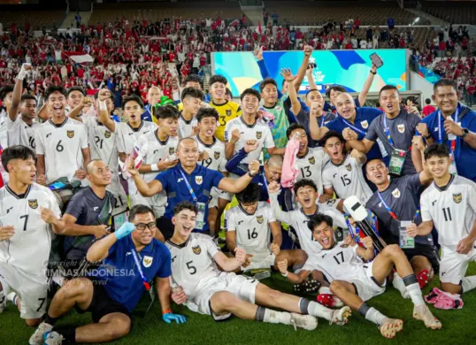 Skuad Timnas Indonesia U17 merayakan kemenangan atas Korea Selatan U17 di Piala Asia U17 2025. (Sumber: PSSI)