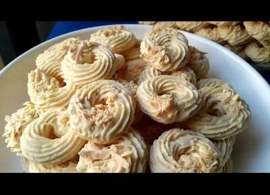 Kue sagu keju homemade Enak dimakan, rawan kesenggol, dan sering jadi korban awkward moment. (Sumber: Pinterest)