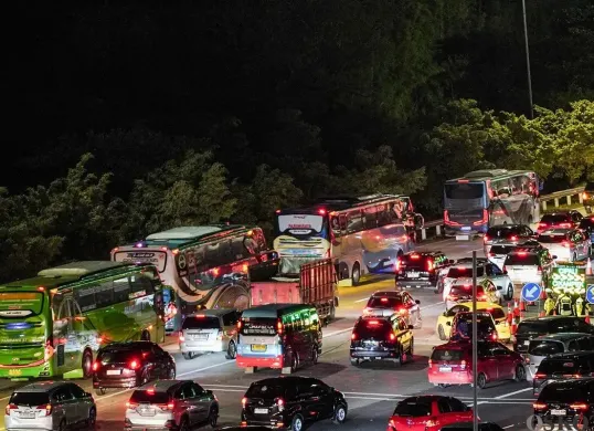 Kendaraan melintas saat akan memasuki Gerbang Tol Cikampek Utama, Karawang, Jawa Barat, Sabtu, 29 Maret 2025. (Sumber: Poskota/Bilal Nugraha Ginanjar)