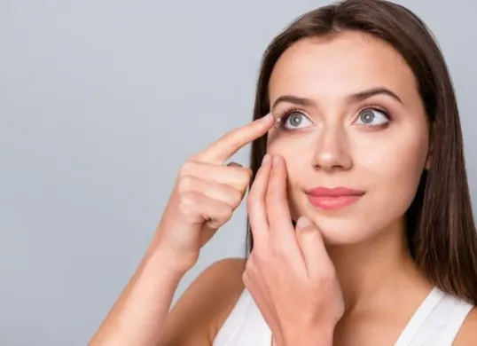 6 kesalahan umum saat memakai softlens yang bisa memicu iritasi hingga kebutaan. (Sumber: Pinterest/Freepik)