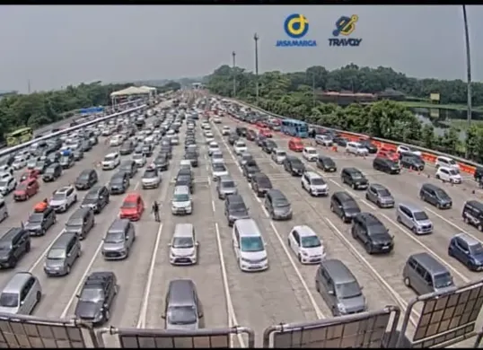 Kecelakaan truk dan 2 kendaraan lainnya di GT CIawi  (Sumber: Aplikasi Travoy)