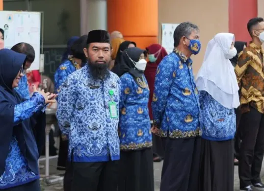 Ilustrasi gaji guru setelah lulus Program Pendidikan Profesi Guru (PPG) 2025 (Sumber: Pinterest)