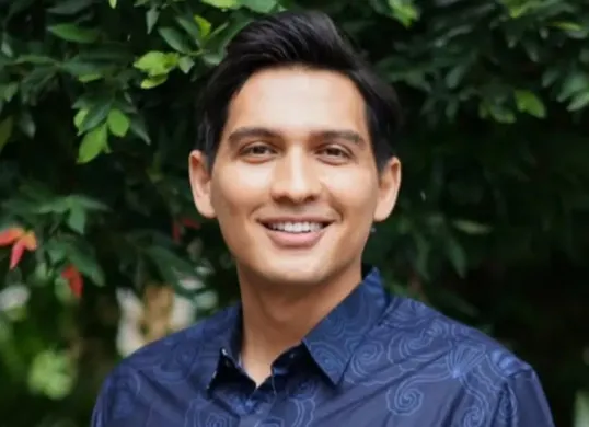 Inilah profil Lucky Hakim, artis yang kini menjabat Bupati Indramayu yang diduga disindir Gubernur Jabar, Dedi Mulyadi karena liburan ke Jepang tanpa izin. (Sumber: Instagram/@luckyhakimofficial)