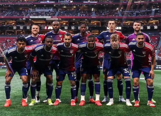 Kiper Timnas Indonesia, Maarten Paes masuk starting XI FC Dallas saat hadapi Atlanta Unite dalam lanjutan kompetisi MLS musim 2025. (Sumber: Instagram @fcdallas)