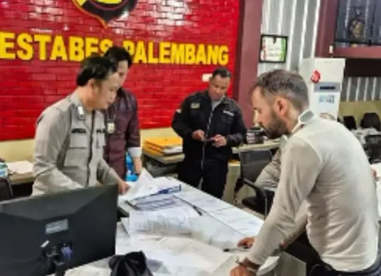 Seorang bule asal Rusia menjadi korban pencurian sepeda motor hingga drone saat melakukan touring dari Bali menuju Danau Toba. (Sumber: Instagram/@palembang.update)
